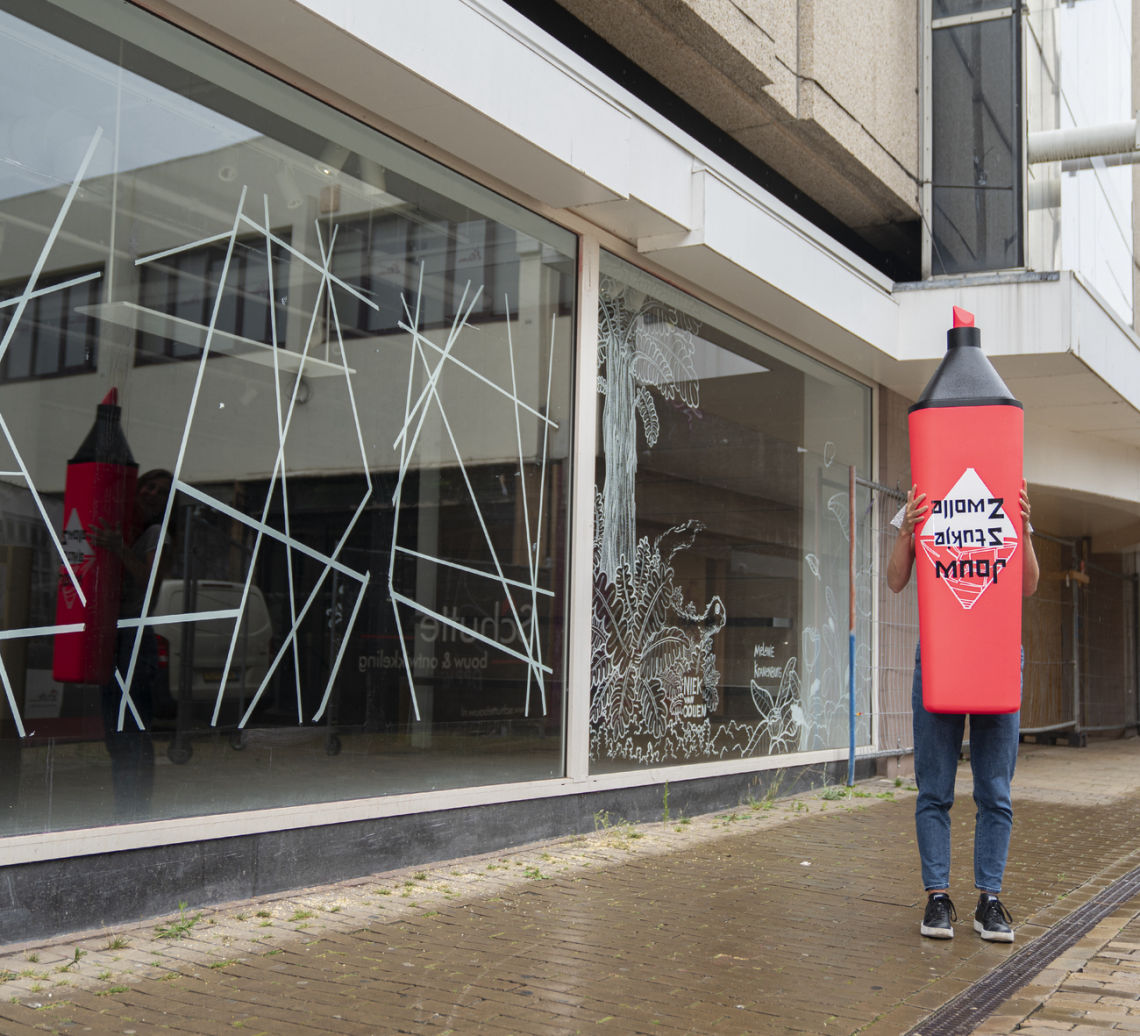 Vrouw met roze marker voor het Handelshuys